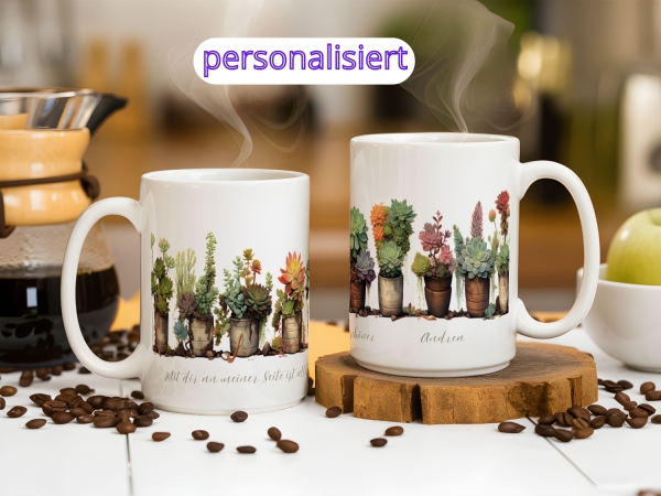 Personalisierte Tassen-Set mit verschiedenen Sukkulenten-Illustrationen in Töpfen und den Namen 'Thomas' und 'Andrea'. Eine Tasse trägt den Spruch 'Mit dir an meiner Seite ist alles besser'. Perfekt als Geschenk für Pflanzenliebhaber.